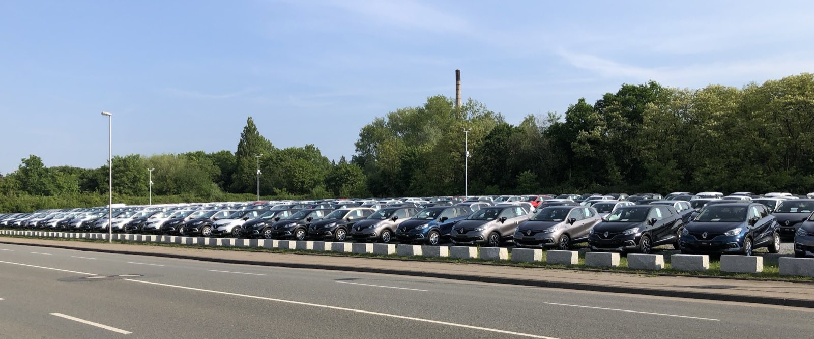 Außenplatz des Autohauses OttoBitter mit zahlreichen Neuwagen entlang des Stadtrings in Bielefeld