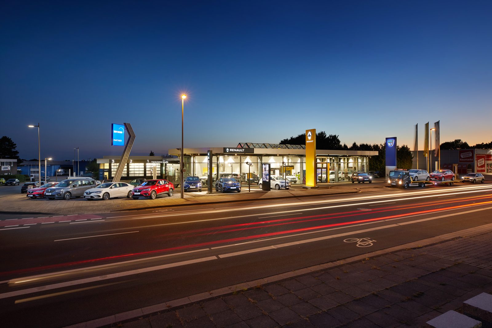 Außenansicht des Autohauses OttoBitter am Stadtring in Bielefeld bei Dämmerung